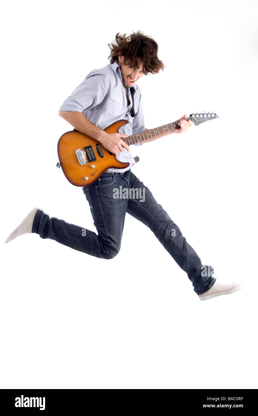 Jumping giovane maschio con la chitarra Foto Stock
