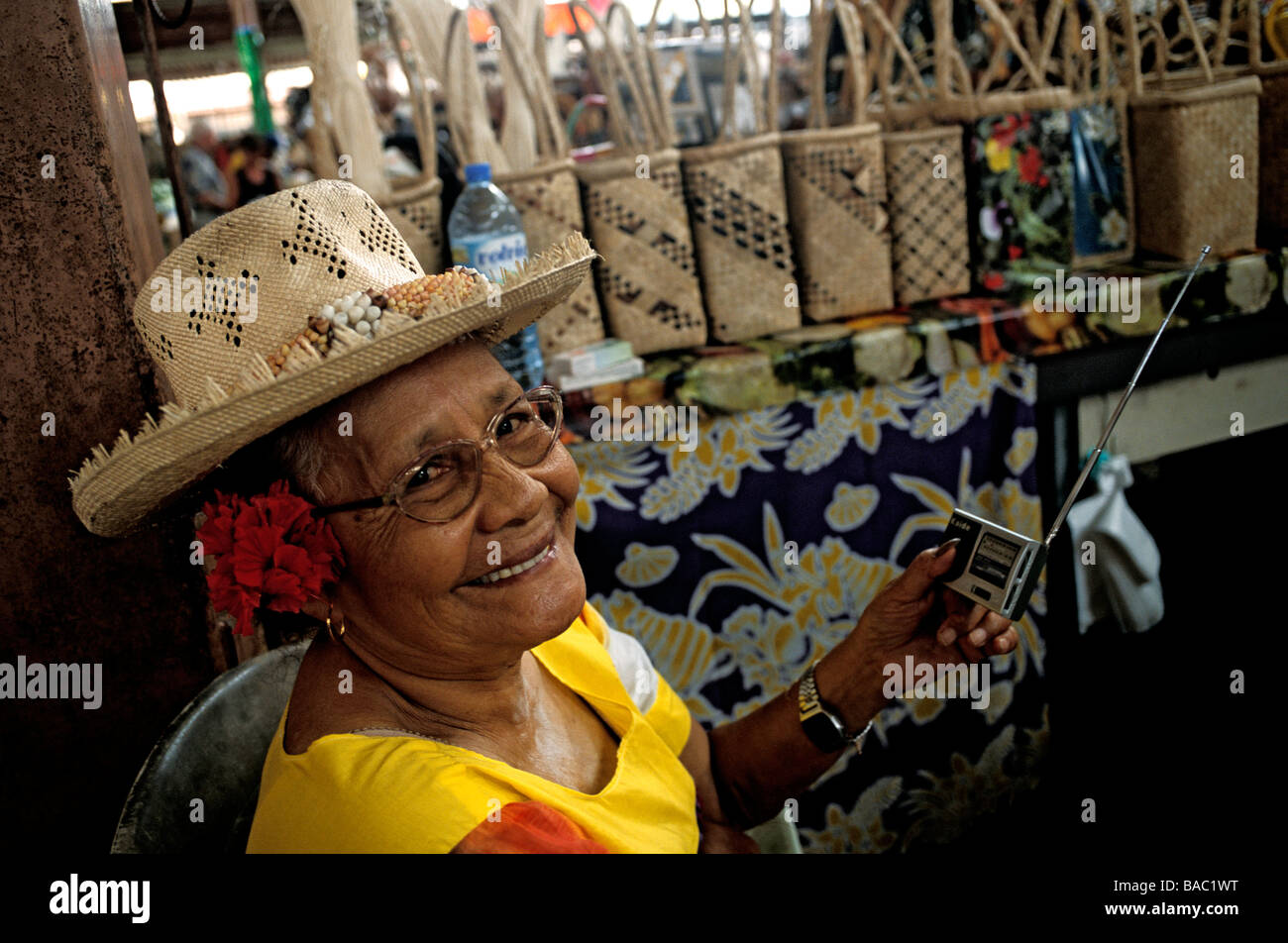 Francia Polinesia francese Isole della Società, Tahiti, Papeete, anziani della Polinesia Francese donna Vendita di artigianato presso il Foto Stock