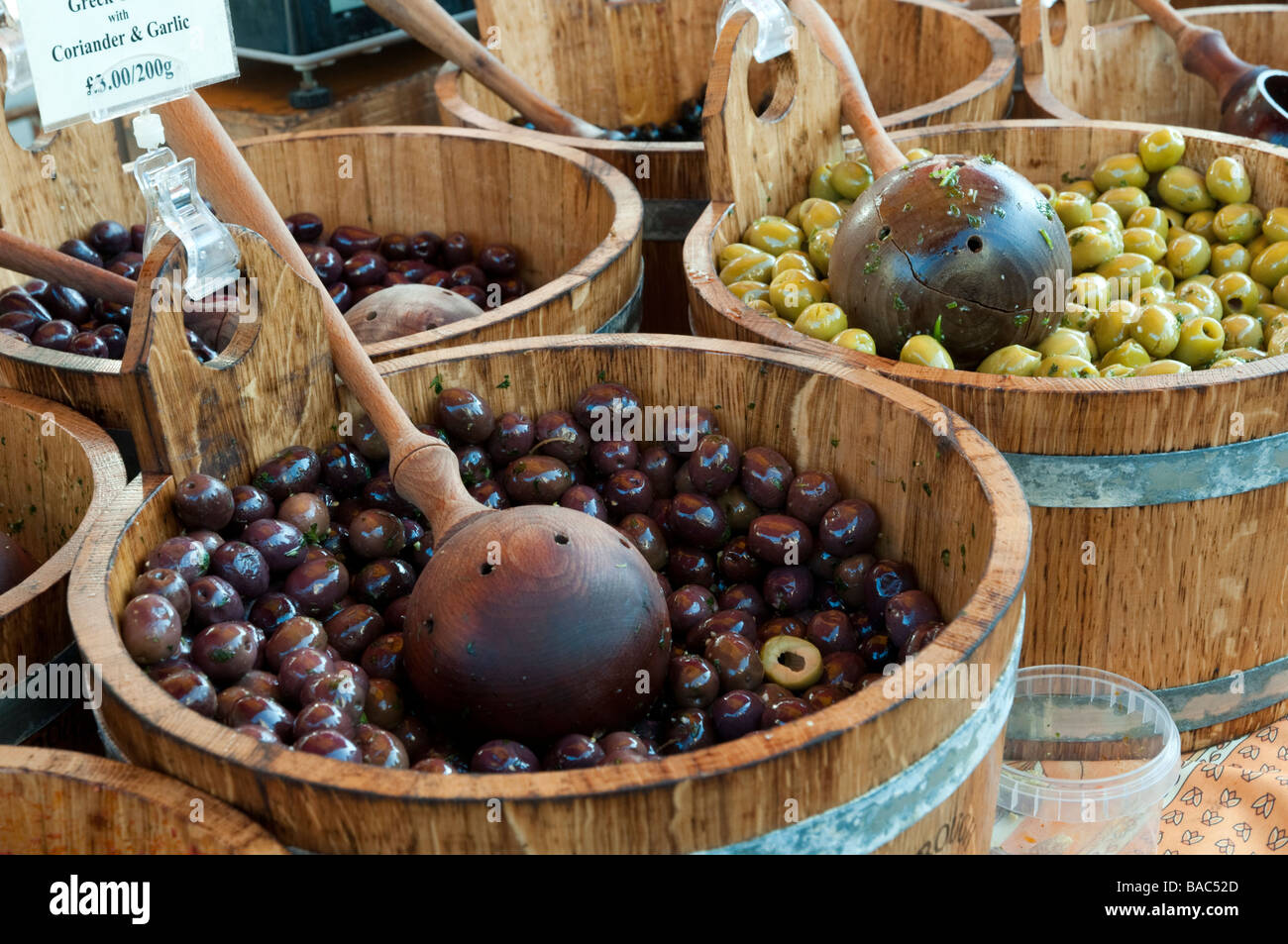 Le olive sul mercato in stallo Broadway Market, Londra Inghilterra REGNO UNITO Foto Stock