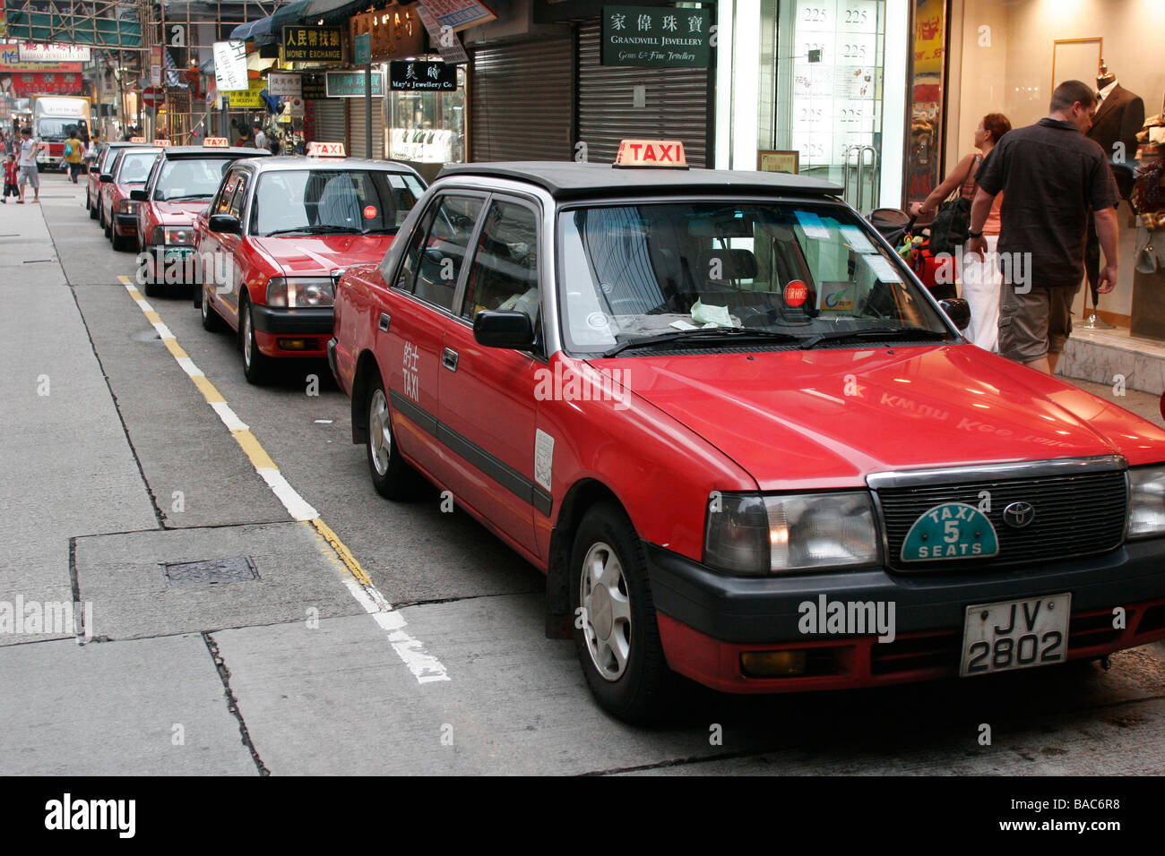 Honk Kong linea di taxi fino a prelevare i passeggeri nei pressi di Times Square sull isola di Hong Kong Foto Stock