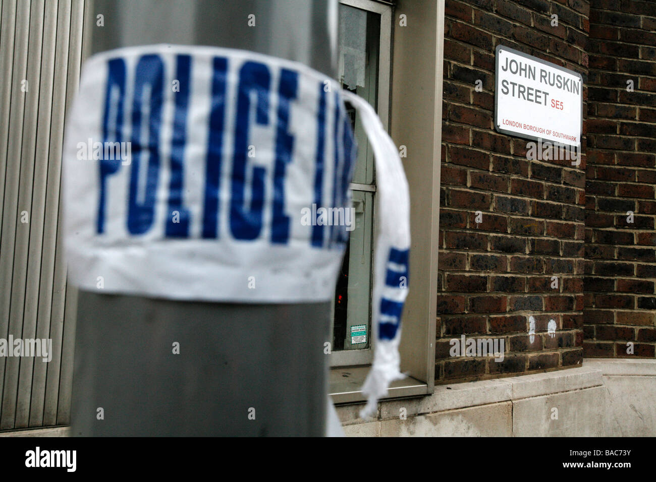 Nastro di polizia su un lampione su John Ruskin street a Walworth, Londra del sud Foto Stock