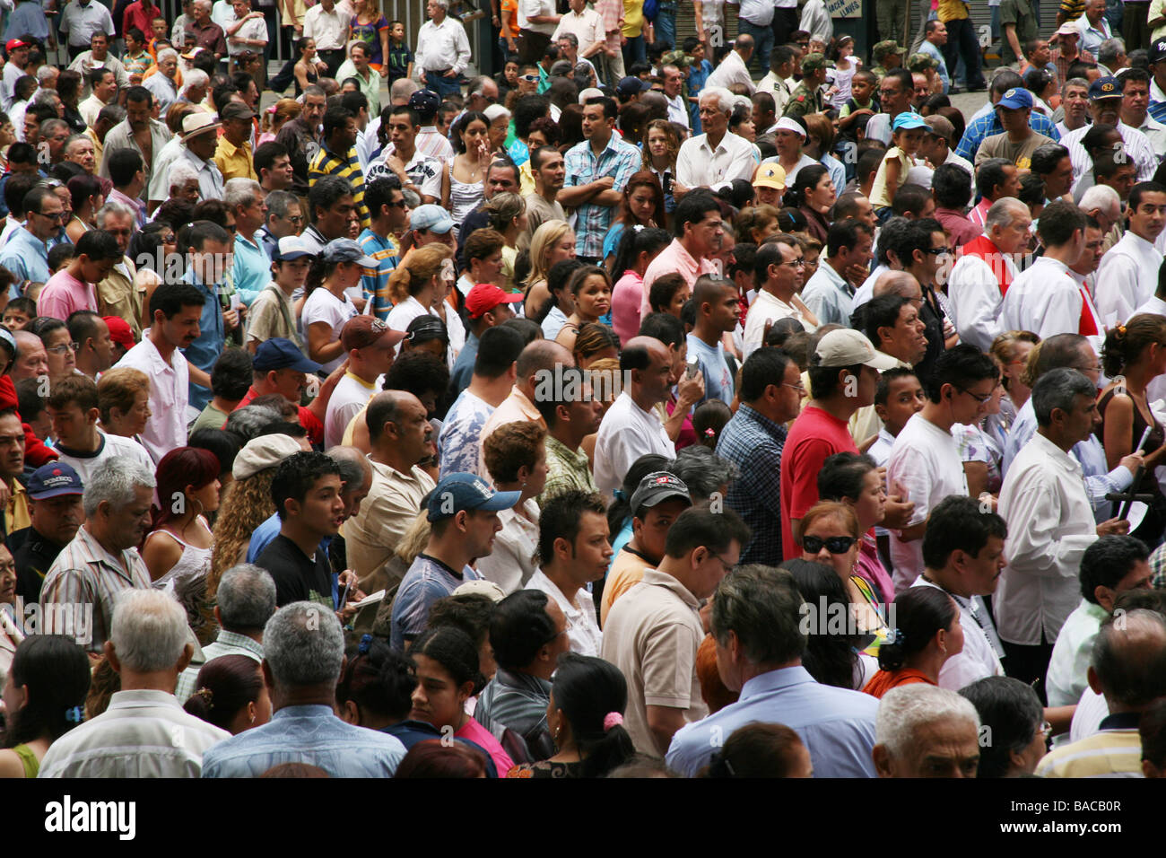 La folla processo attraverso le strade di Medellin per celebrare il Venerdì Santo, Colombia Foto Stock