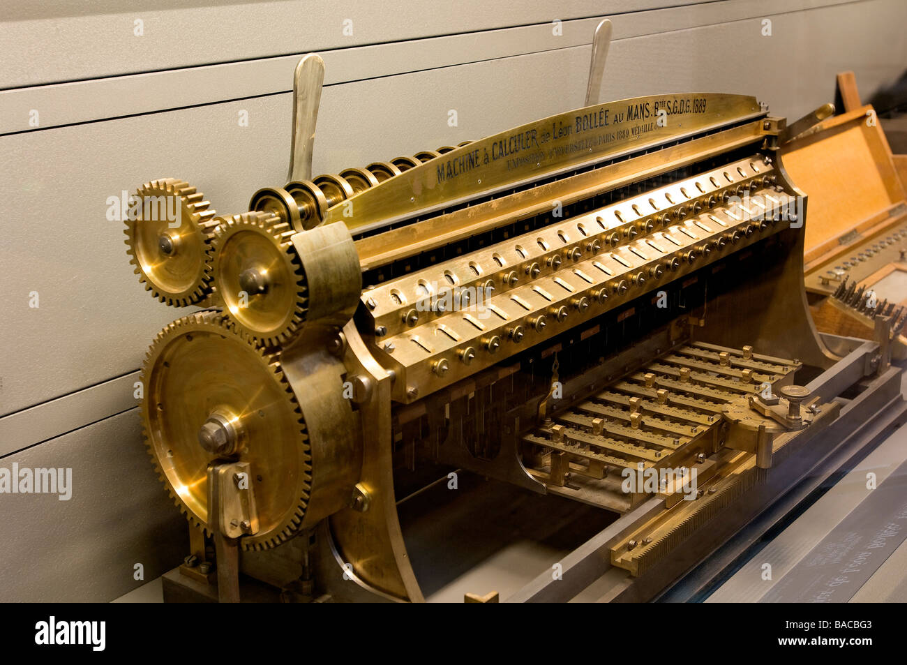 Francia, Parigi, Musée des Arts et Metiers (CNAM), strumento scientifico, la macchina di un moltiplicatore di Leo Bollee (1889) Foto Stock