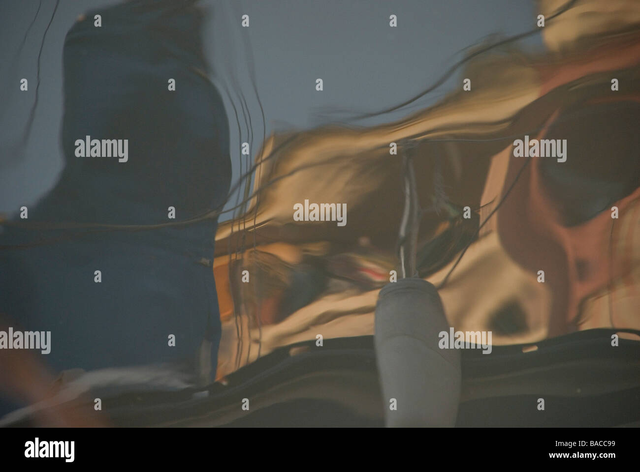 Riflessioni della barca di boa e di costruire in Venezia - Italia Foto Stock