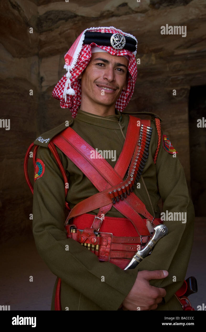 Ufficiale delle forze beduine giordane con l'indirizzo rosso e bianco del  keffiyeh e la cintura di munizioni tradizionale a Petra Jordan Foto stock -  Alamy