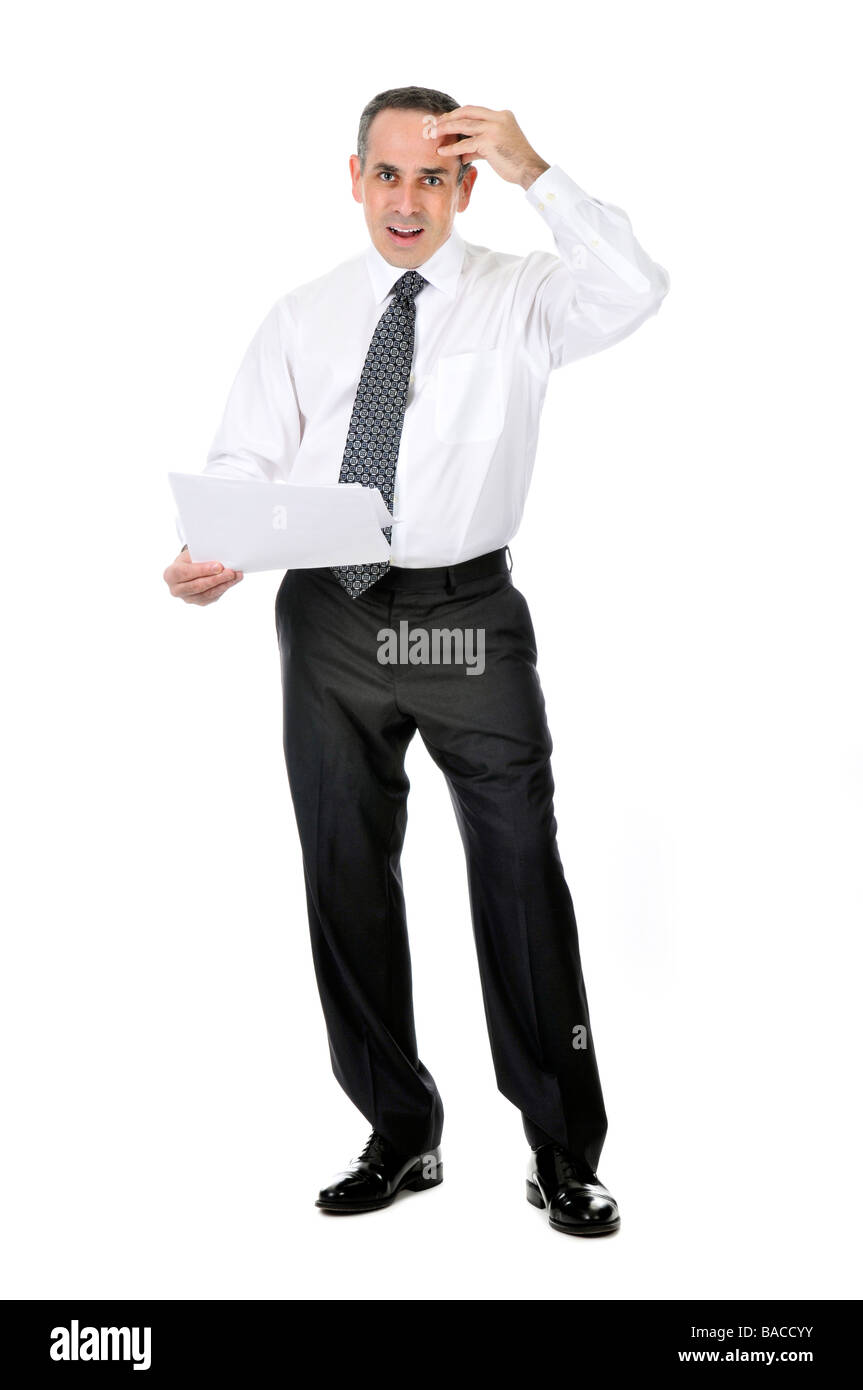 Business man in tuta con espressione confusa holding papers Foto Stock