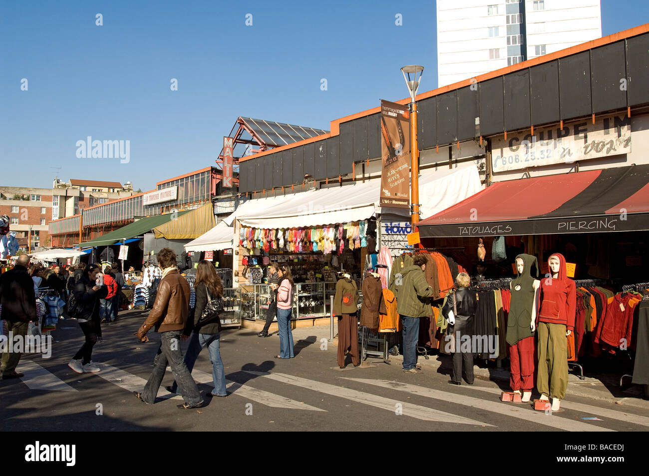 Francia, Parigi Il Mercato delle Pulci di Porte de Clignancourt Foto stock  - Alamy