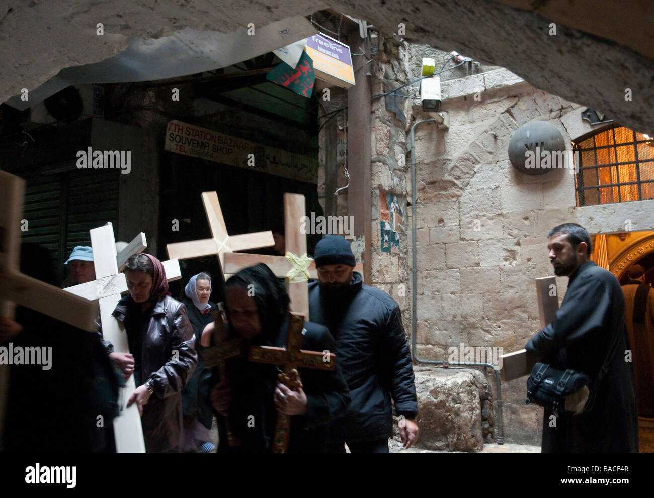 Israele Gerusalemme vecchia città Venerdì Santo Ortodosso processioni della croce lungo la Via Dolorosa al Santo Sepolcro Foto Stock