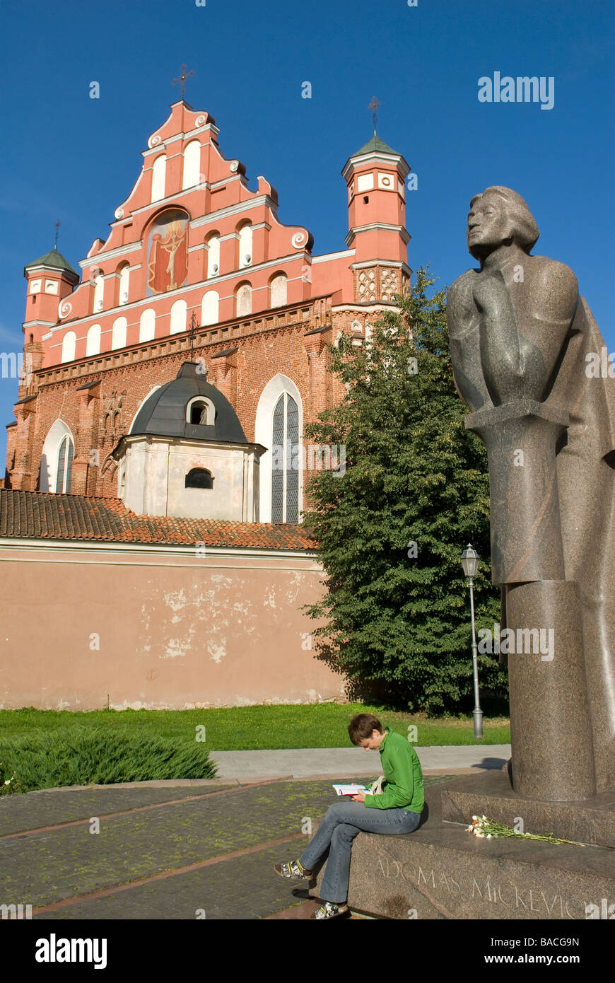 La Lituania (paesi baltici), Vilnius, Adam Mickiewicz statua, poeta romantico polacco nato a Vilnius, in background San Francesco Foto Stock