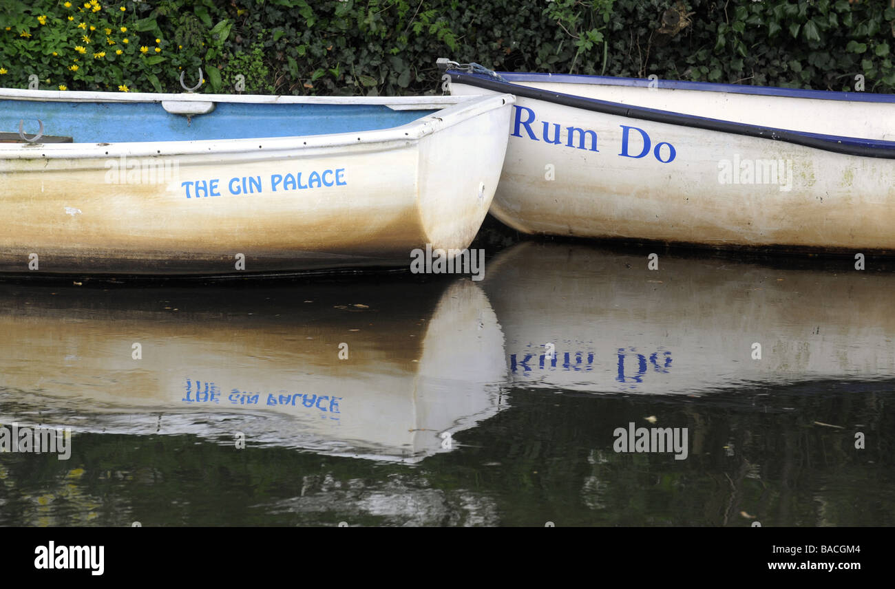 Due barche denominato su un fiume di Norfolk, Regno Unito Foto Stock