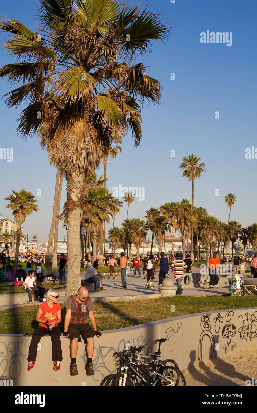 Gli Stati Uniti, California, Los Angeles, la spiaggia di Venezia, spiaggia con skateboarders sul lungomare Foto Stock