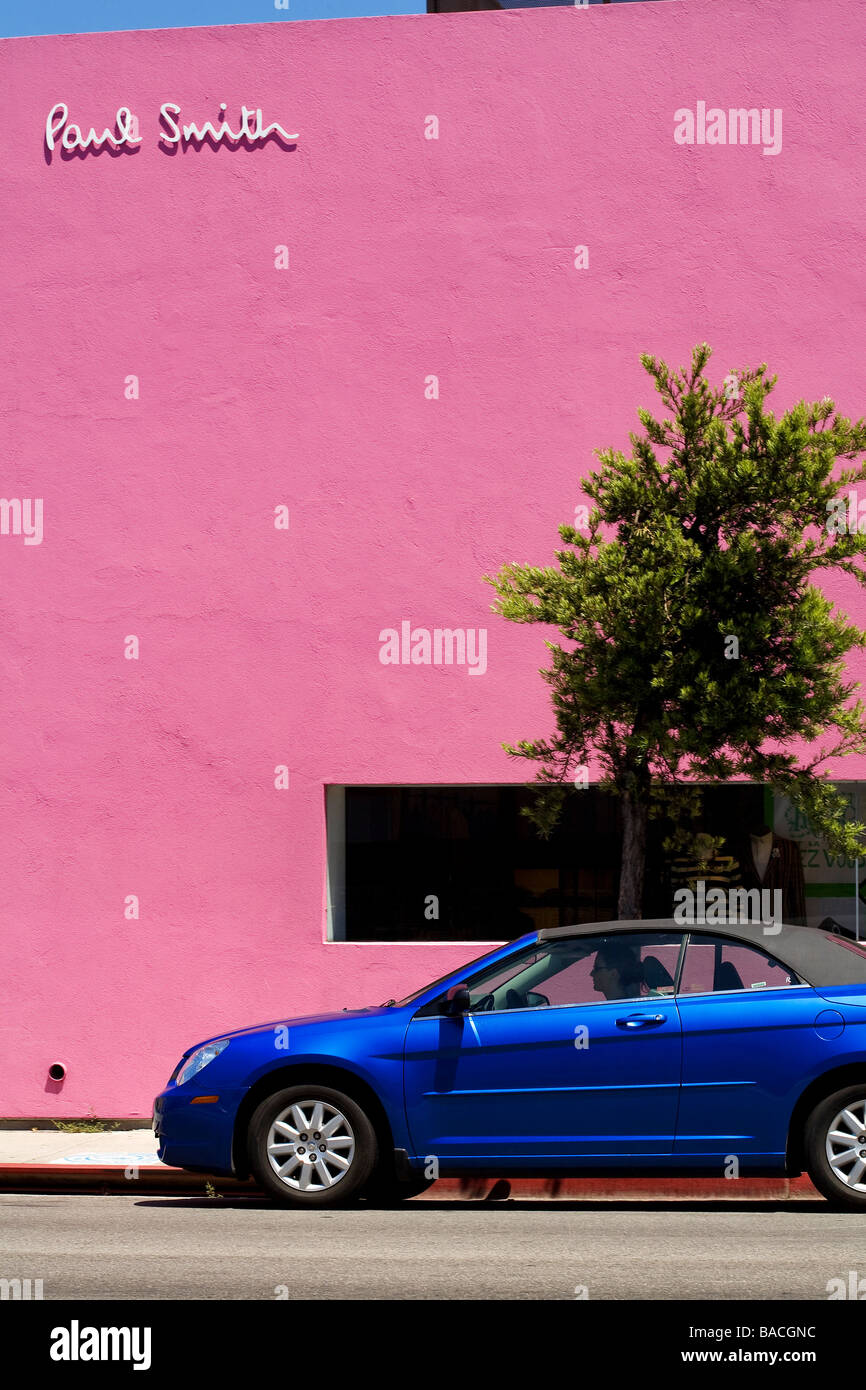 Gli Stati Uniti, California, Los Angeles, West Hollywood, Melrose Avenue, autovettura convertibile di fronte a Paul Smith shop Foto Stock