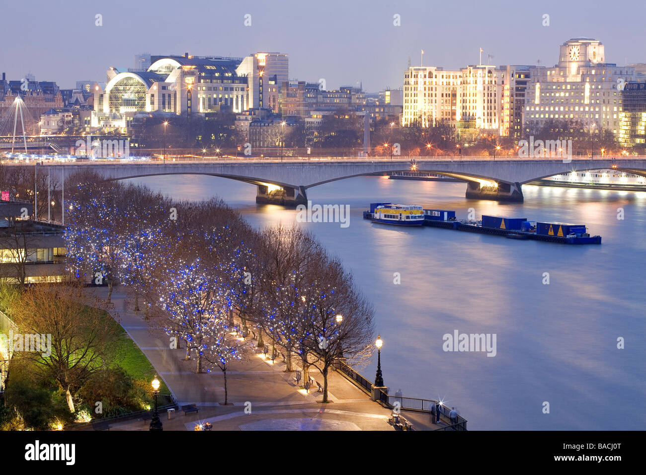 Regno Unito, Londra Waterloo Bridge visto dalla terrazza della torre di osso birreria e bar Ristorante Foto Stock
