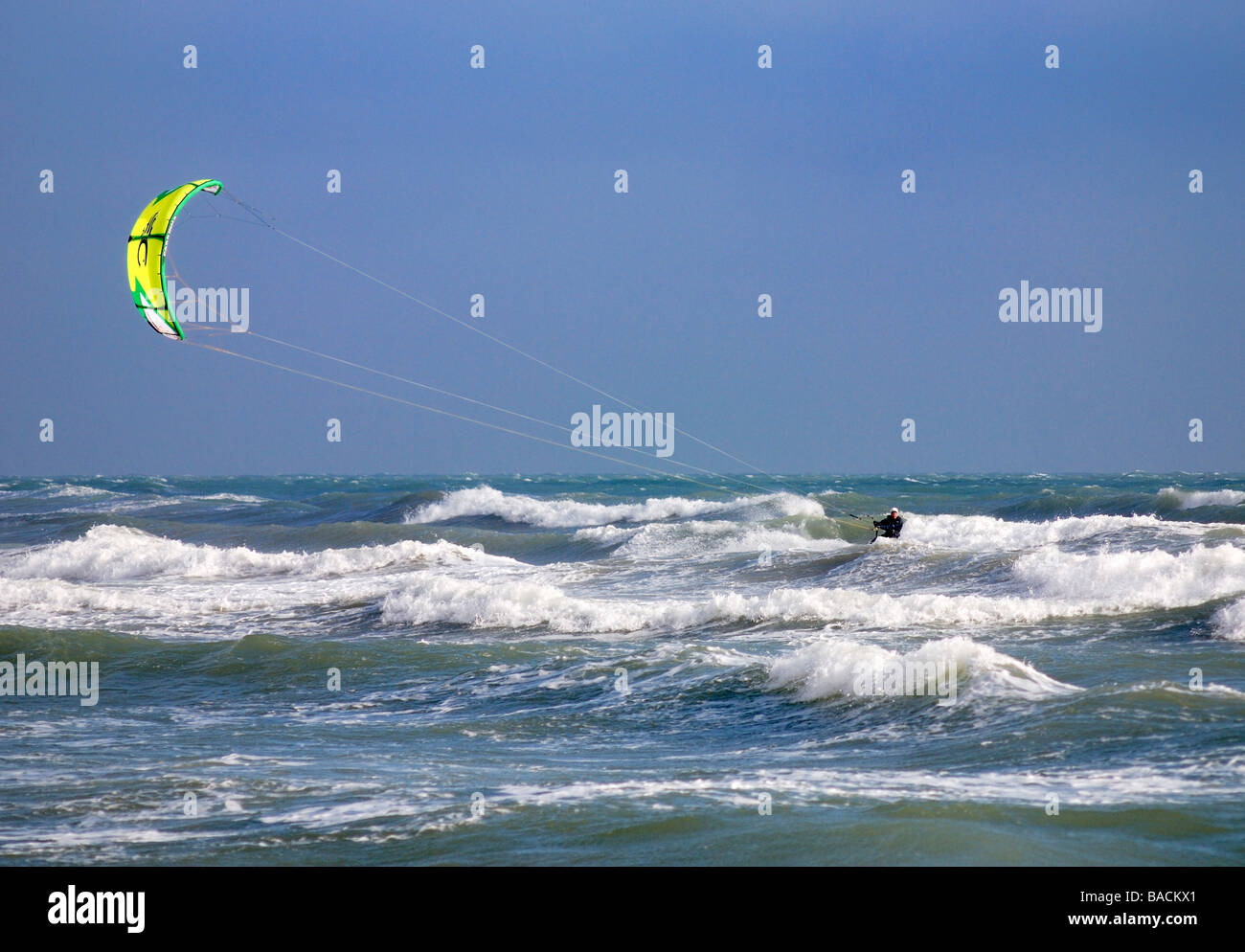 "Kite surfer" su un mare tempestoso Foto Stock