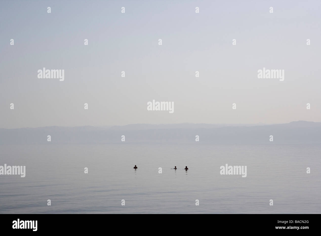 I turisti nel Mar Morto, il Marriott Dead Sea Resort, Giordania Foto Stock