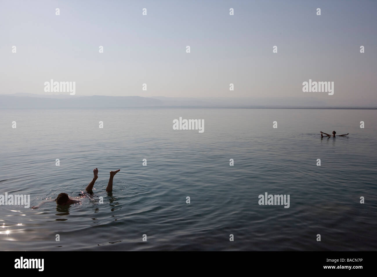 I turisti nel Mar Morto, Marriott Dead Sea Resort, Giordania Foto Stock