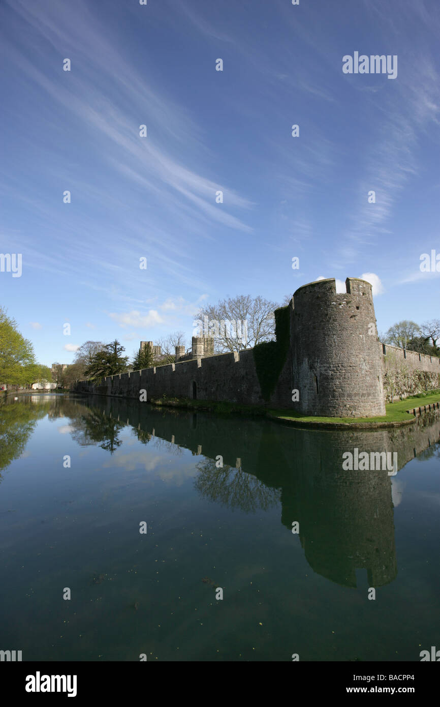 Città di pozzi, Inghilterra. Scenic sunny view del fossato e a sud-ovest la Torre del Palazzo del Vescovo pareti in pozzetti. Foto Stock