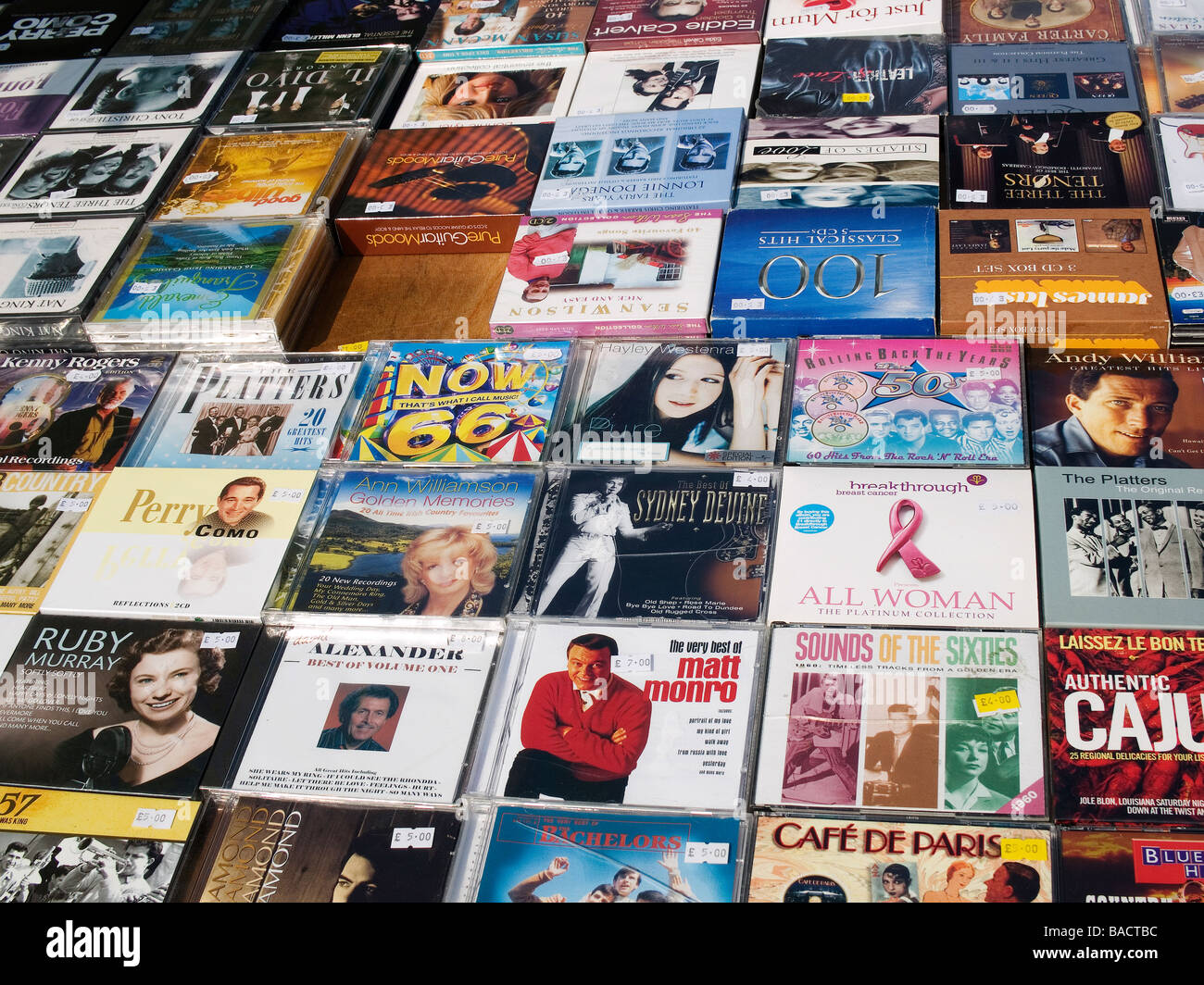 Un display di popolari degli anni sessanta CD musicali su un mercato in stallo Foto Stock