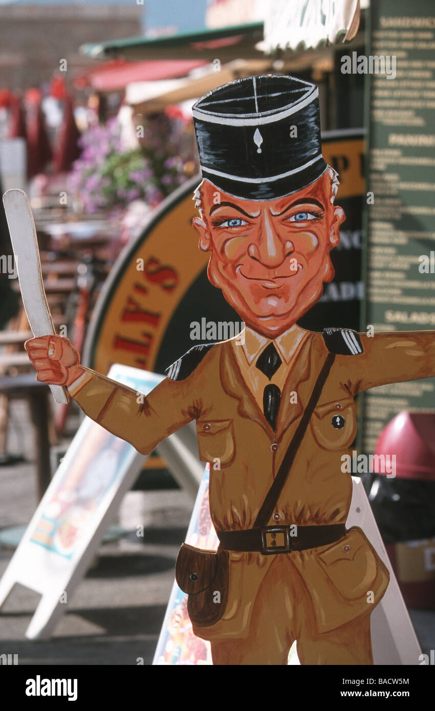 Francia, Var, Saint Tropez, il porto, la caricatura dell'attore francese Louis de Funes come un gendarme (poliziotto francese) in Foto Stock