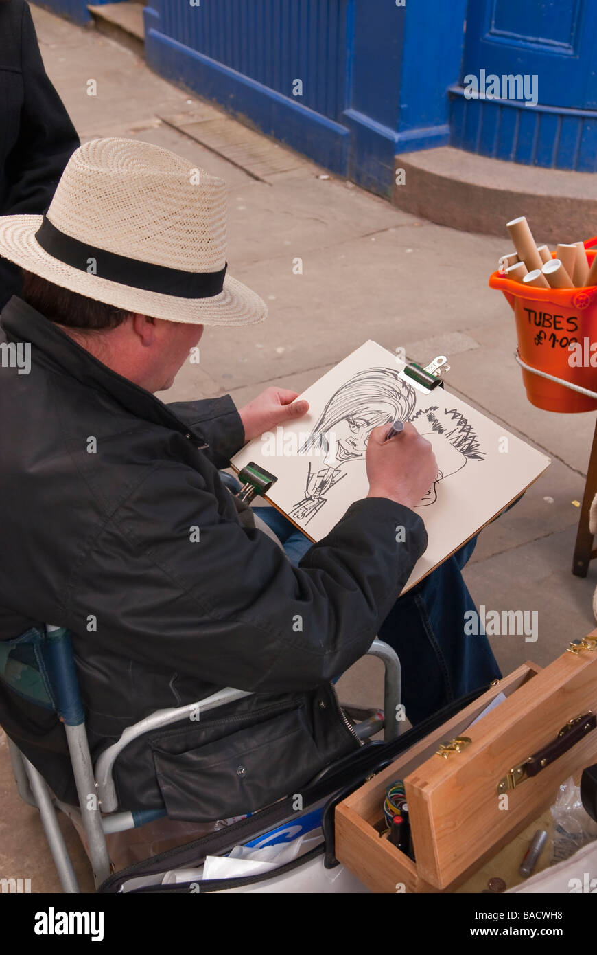 Una caricatura artista al lavoro su una delle sue caricature di York,Yorkshire, Regno Unito Foto Stock