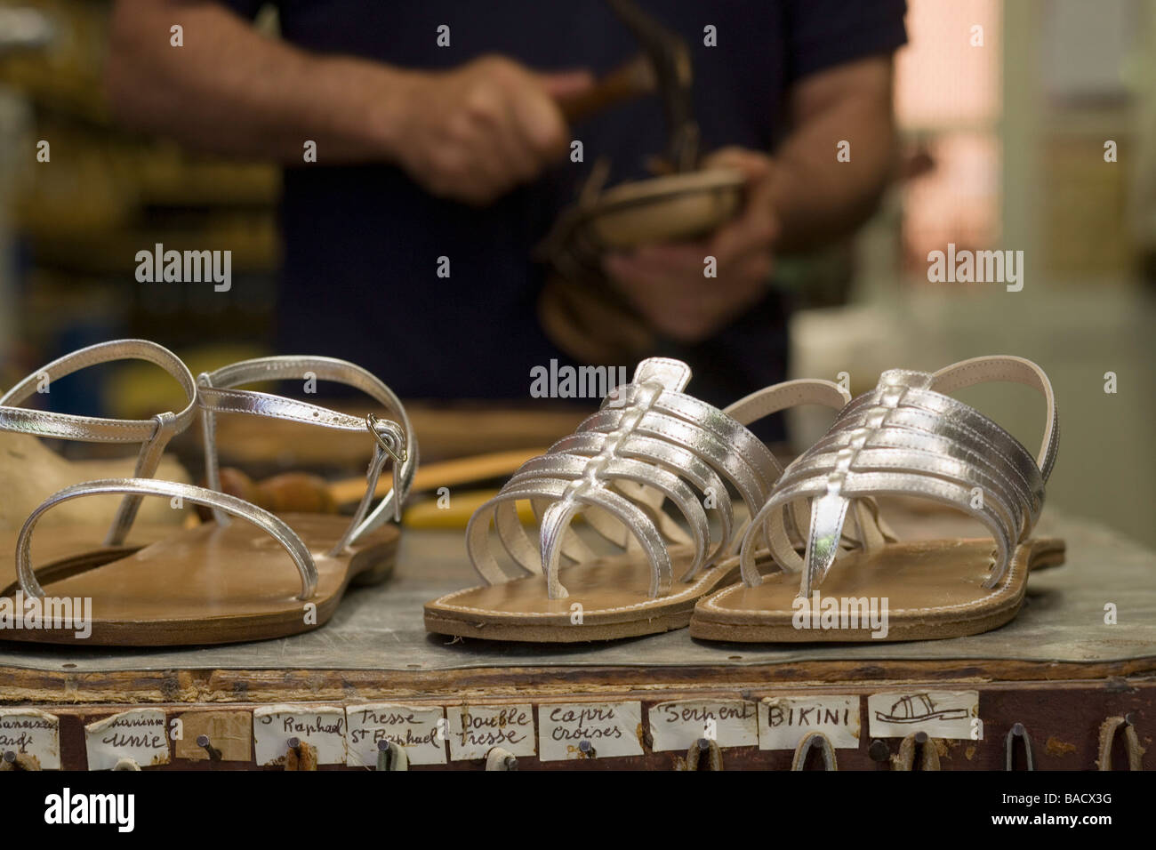 Francia, Var, Saint Tropez, locale produzione di sandali da Alain rondini,  le Rondini sandali Foto stock - Alamy