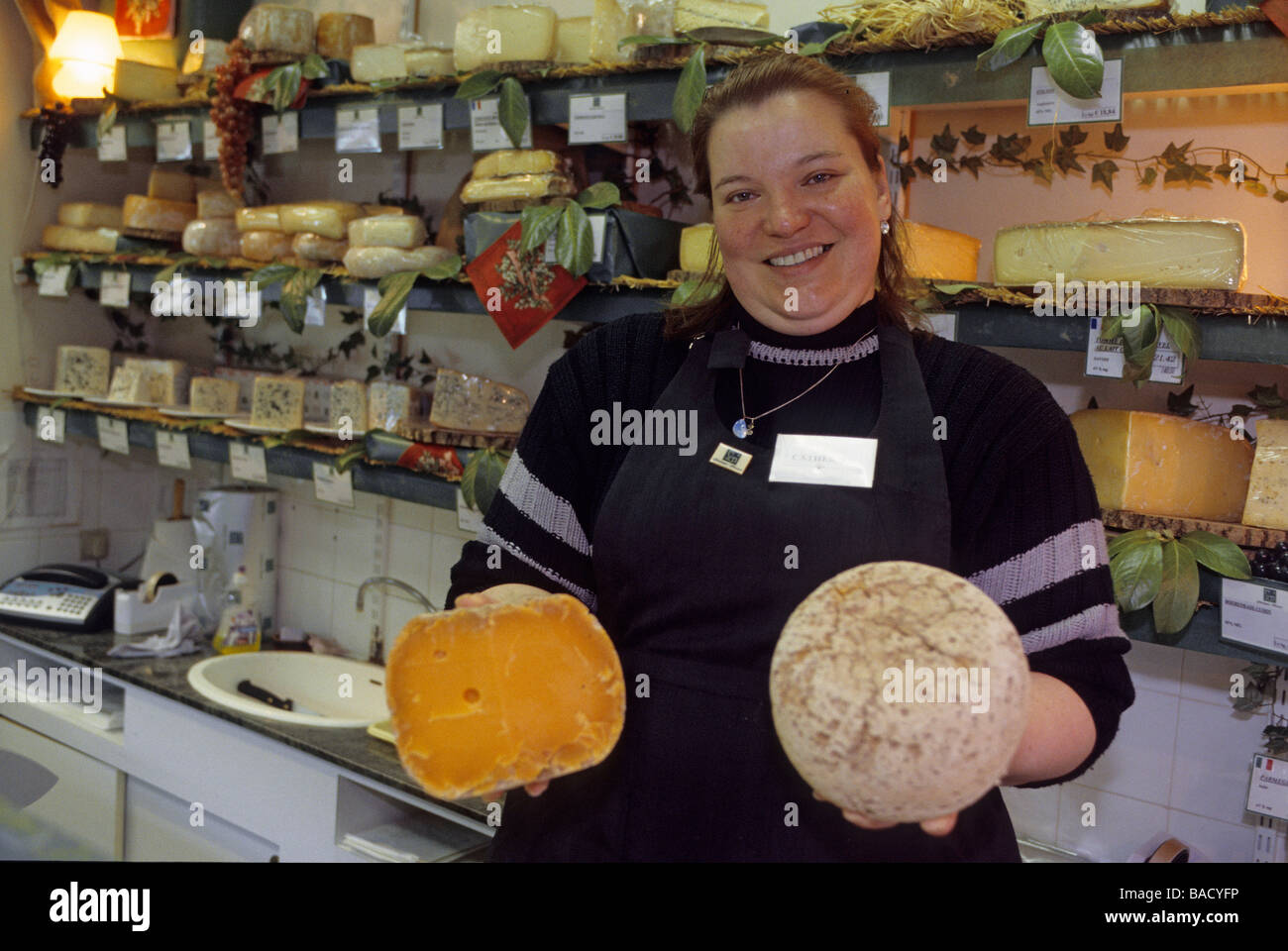 Francia, Nord, Lille, Philippe Olivier, formaggio, 3 rue du Curé Saint Etienne, Catherine offre mimolette di Losfeld a Roubaix Foto Stock