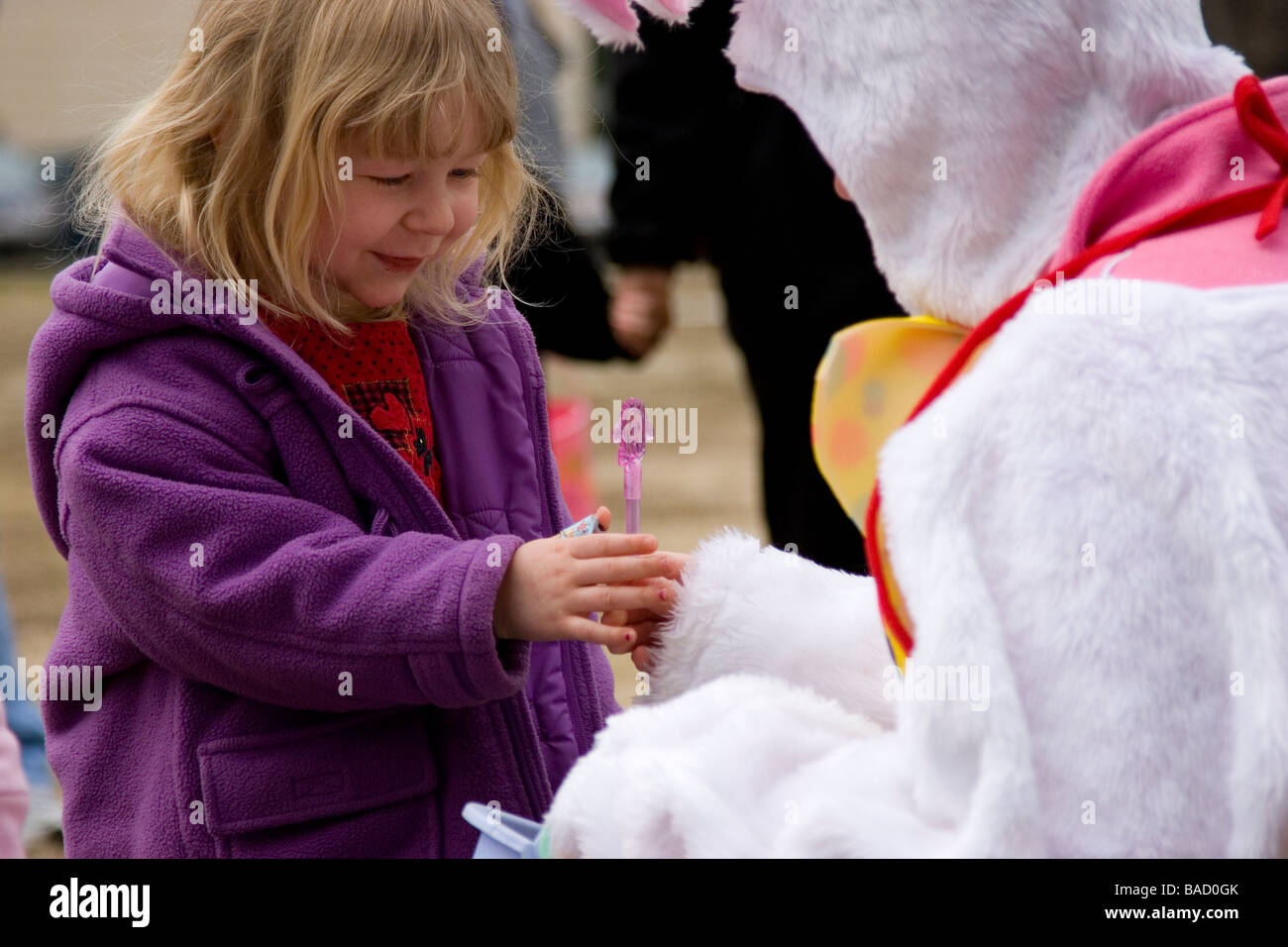 Ragazza giovane getting giocattolo di coniglietto di Pasqua Foto Stock