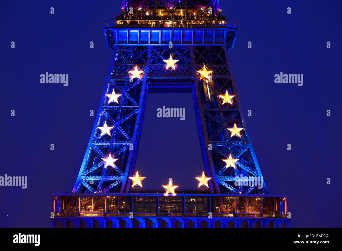 Francia, Parigi Torre Eiffel illuminata in blu dal 1 luglio al dicembre 31th, 2008 con le dodici stelle della bandiera europea Foto Stock