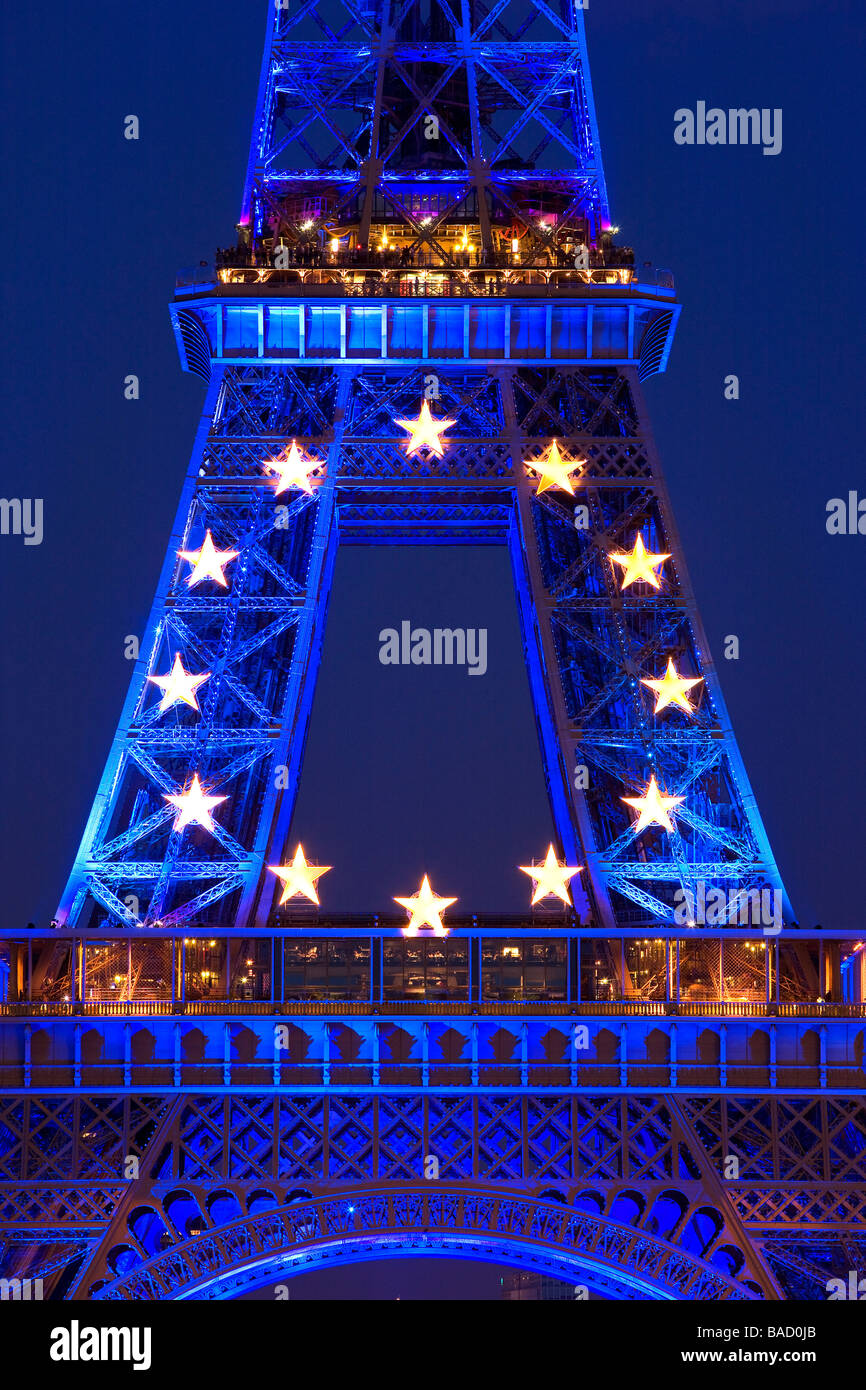 Francia, Parigi Torre Eiffel illuminata in blu dal 1 luglio al dicembre 31th, 2008 con le dodici stelle della bandiera europea Foto Stock