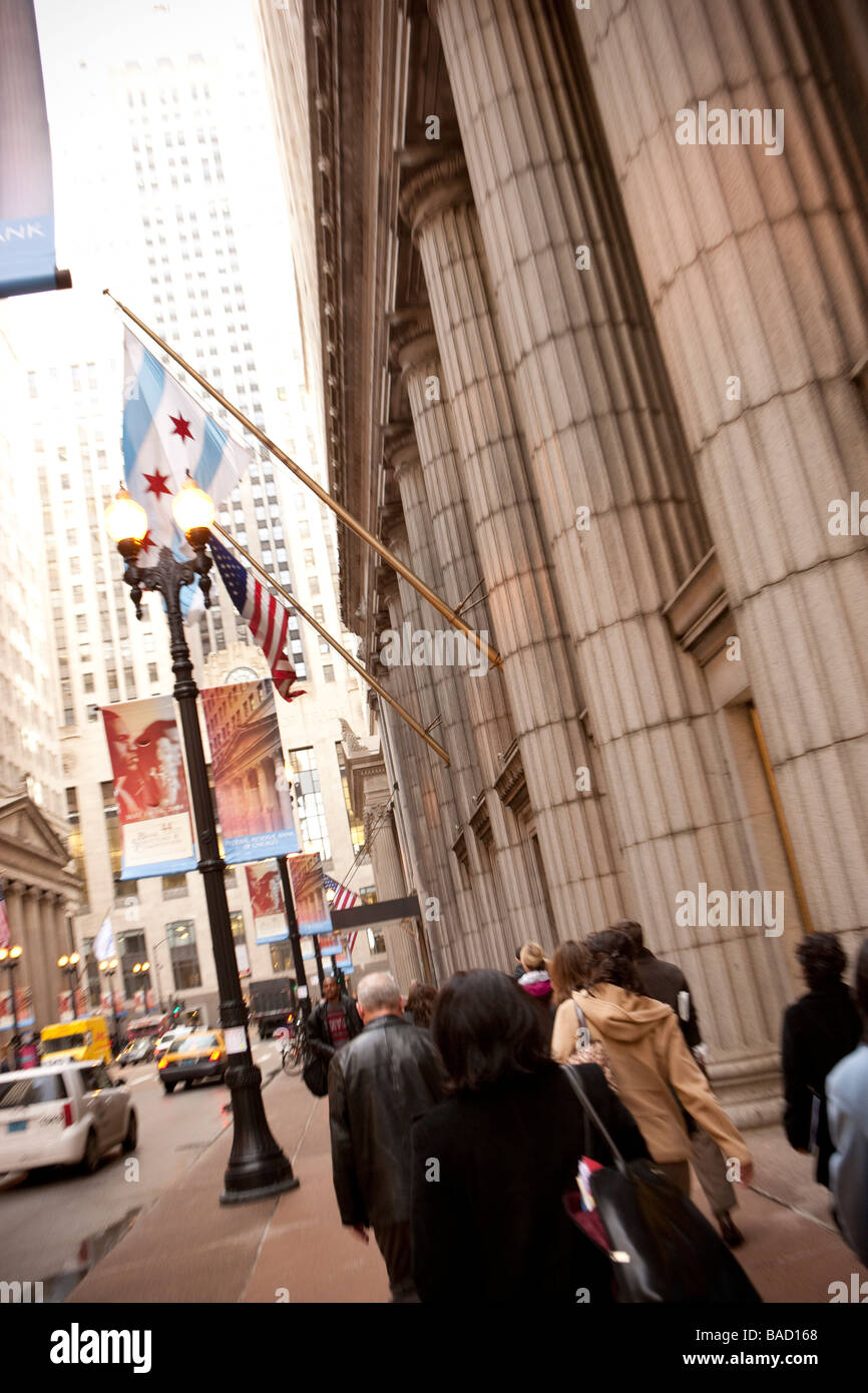 Persone che camminano verso il Chicago Board of Trade Building Chicago Illinois Foto Stock
