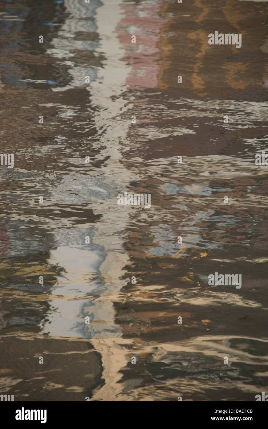 Riflessioni della barca di boa e di costruire in Venezia - Italia Foto Stock