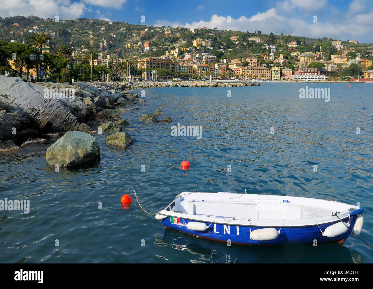 Una barca da pesca di fronte al litorale in foto città di Santa Margherita Ligure, Liguria, Italia. Foto Stock