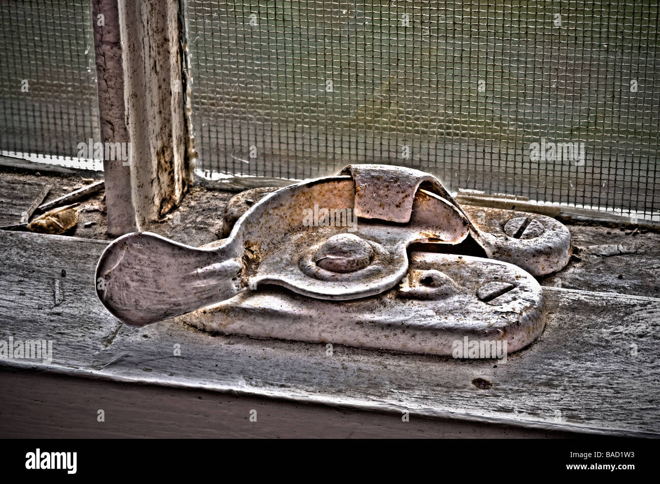 Vecchio arrugginito di bloccaggio per una finestra di dettaglio Foto Stock