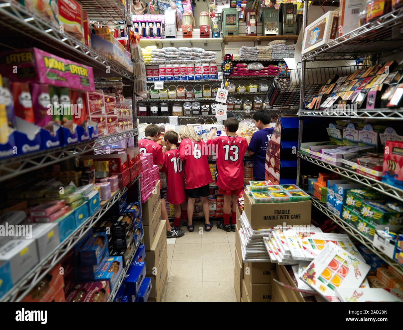 I bambini presso il contatore in un negozio di caramelle sul Lower East Side di New York City. Foto Stock