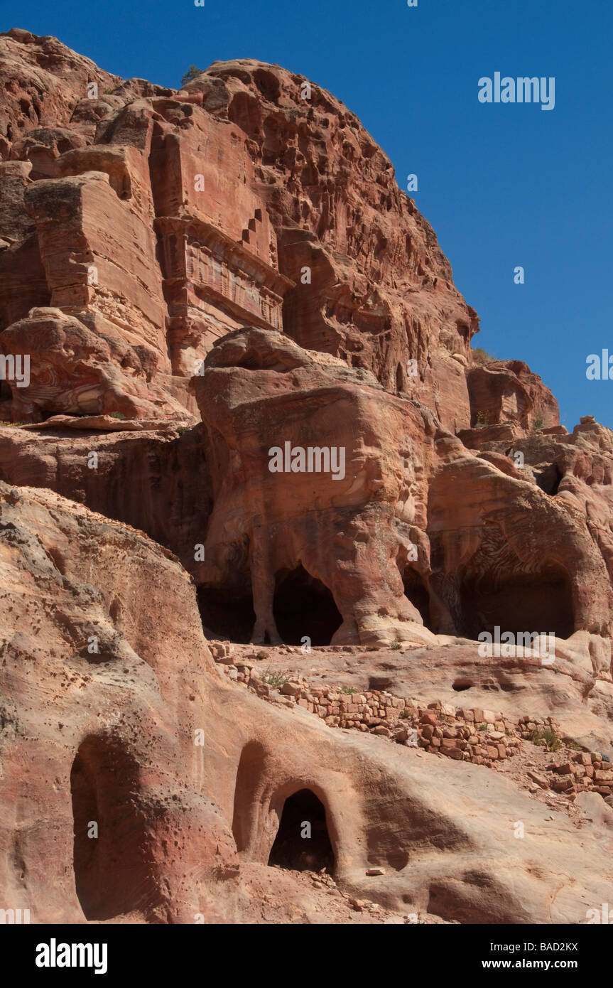 Il sito del 'Tombe Reali' situato a Petra antica capitale del regno Nabatean nel deserto sudoccidentale della Giordania Foto Stock