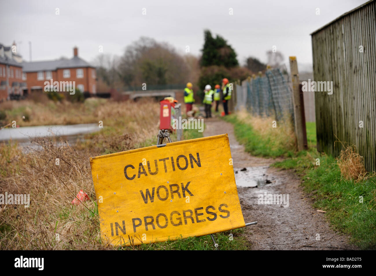 Segnale di AVVERTIMENTO PER UN LAVORO DA PARTE DEL COTSWOLD CANALI TRUST alberi di compensazione dal percorso di traino a STONEHOUSE COME PARTE DEL RESTO Foto Stock