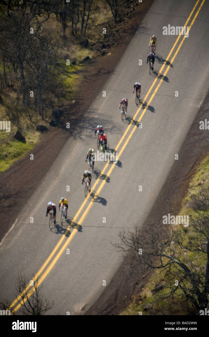 Bike racers su Rowena curve Foto Stock