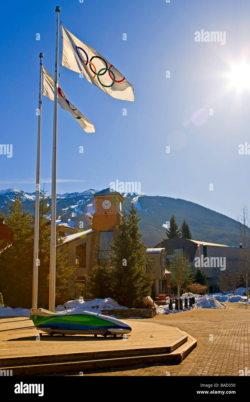 Olympic bandiere e Bob,il villaggio di Whistler, Canada. Foto Stock