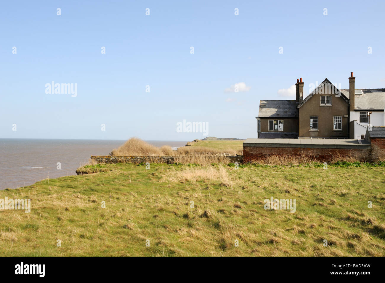 Erosione costiera,vicino Waxham,North Norfolk,casa abbandonata a picco sul mare con giardino che cadono in mare,Gran Bretagna,l'Inghilterra,UK Foto Stock