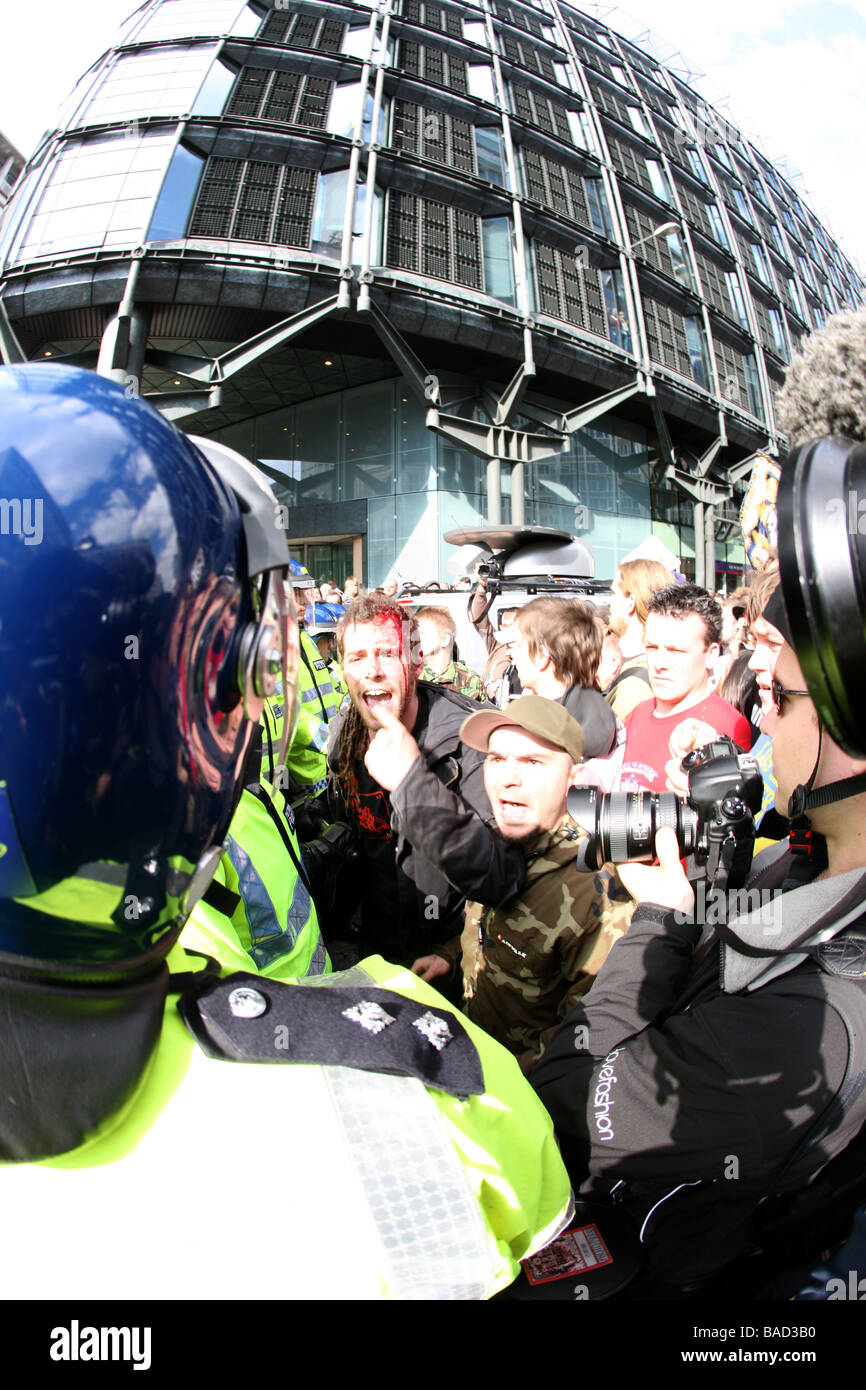 Spurgo protester con una ferita alla testa grida alla polizia dopo essere stato colpito con un testimone Foto Stock