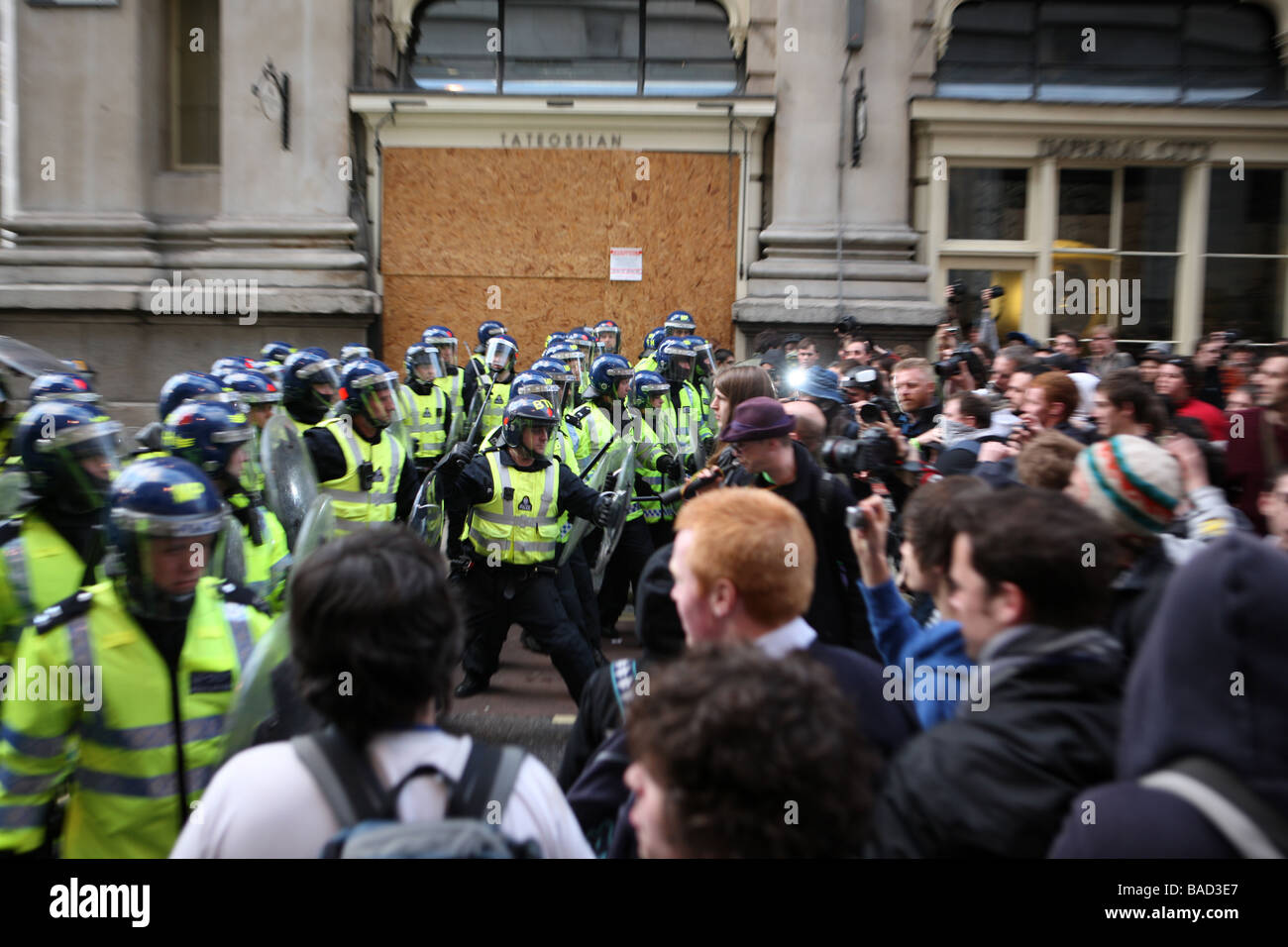 Rush polizia manifestanti su Cornhill durante il G20 proteste Foto Stock