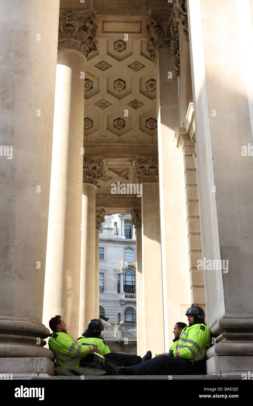 Il resto della polizia di fronte alla Banca di Inghilterra durante il G20 proteste Foto Stock