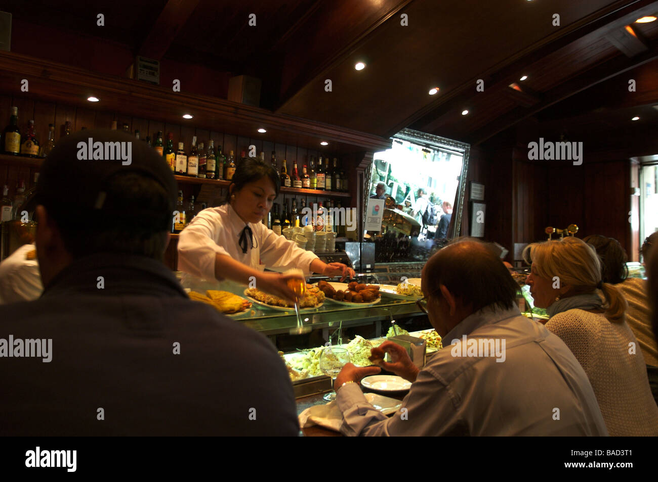 Persone di mangiare in un Bar di tapas Foto Stock