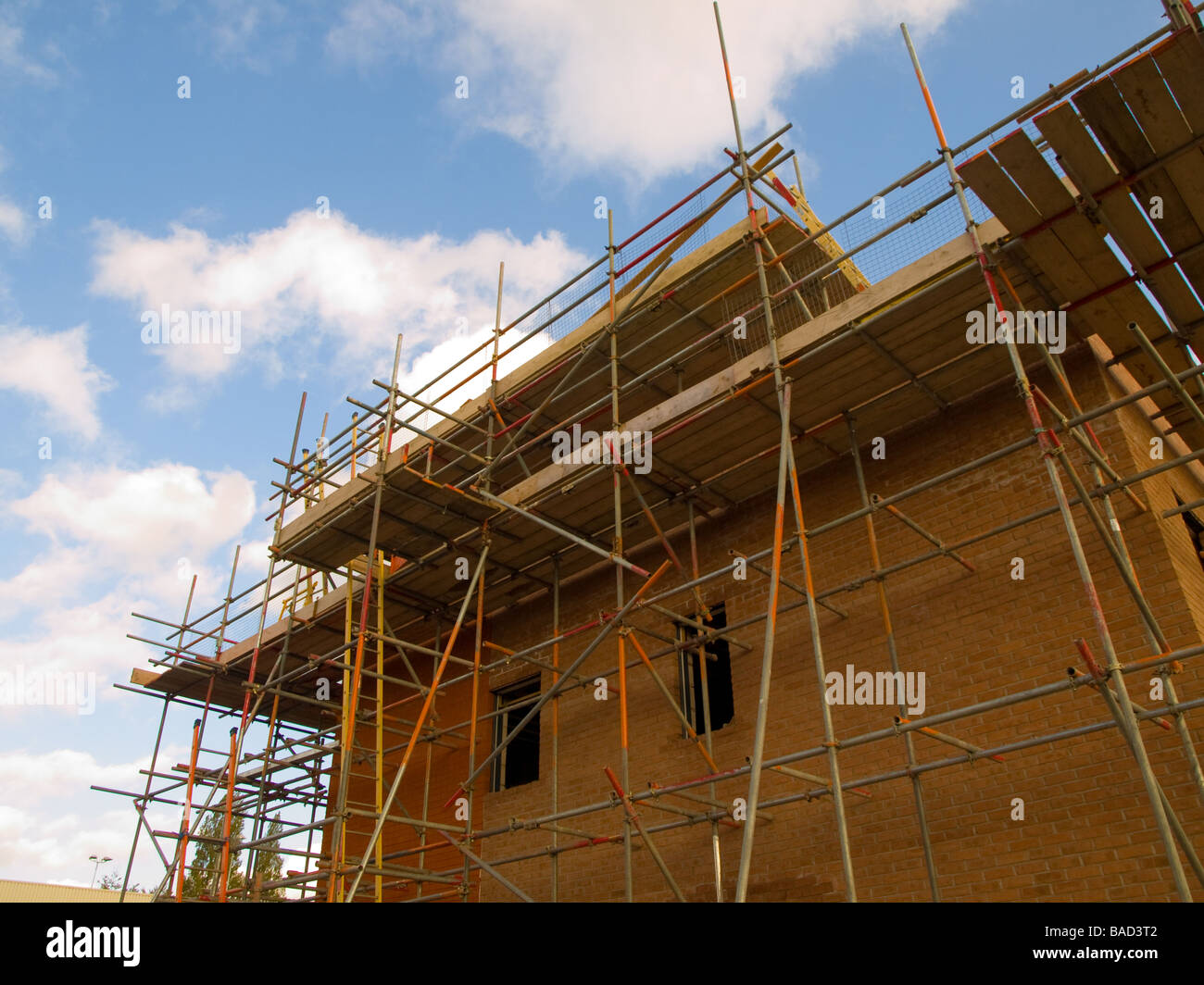 Sito in costruzione con i ponteggi e di nuova costruzione in mattoni rossi ospita Foto Stock