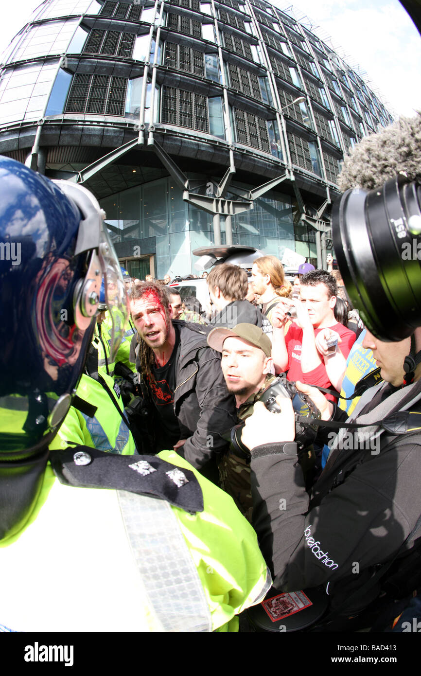 Spurgo protester con una ferita alla testa grida alla polizia dopo essere stato colpito con un testimone Foto Stock