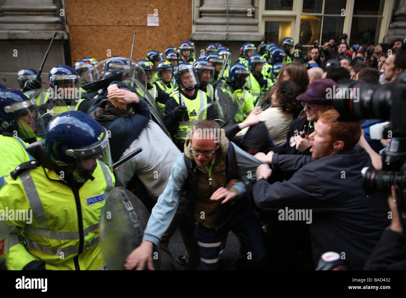 I manifestanti si scontrano con la polizia sulla linea Cornhill durante il G20 proteste. Foto Stock