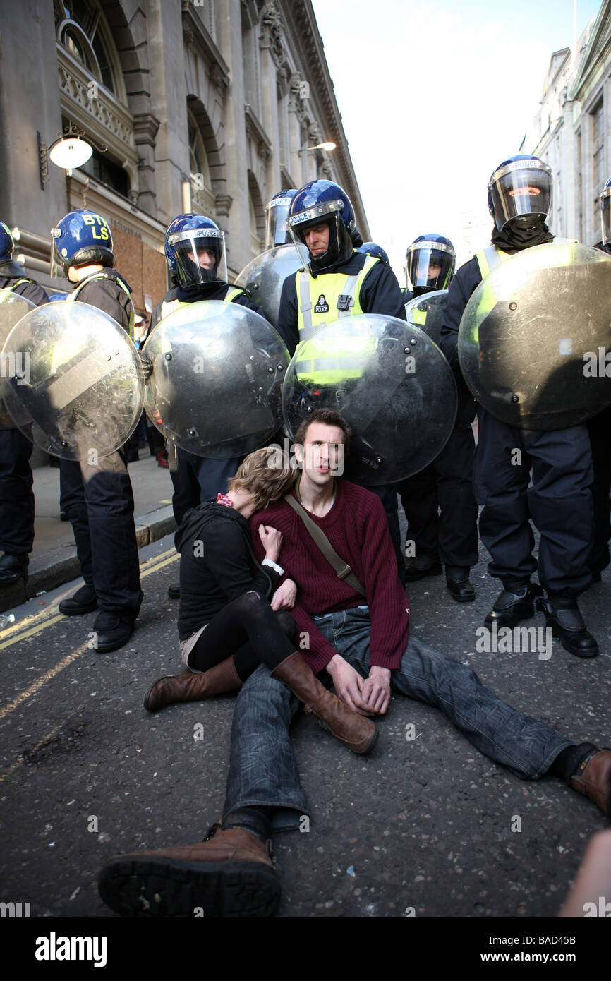 Un paio di sedersi in segno di protesta su Cornhill durante il G20 protesta Foto Stock