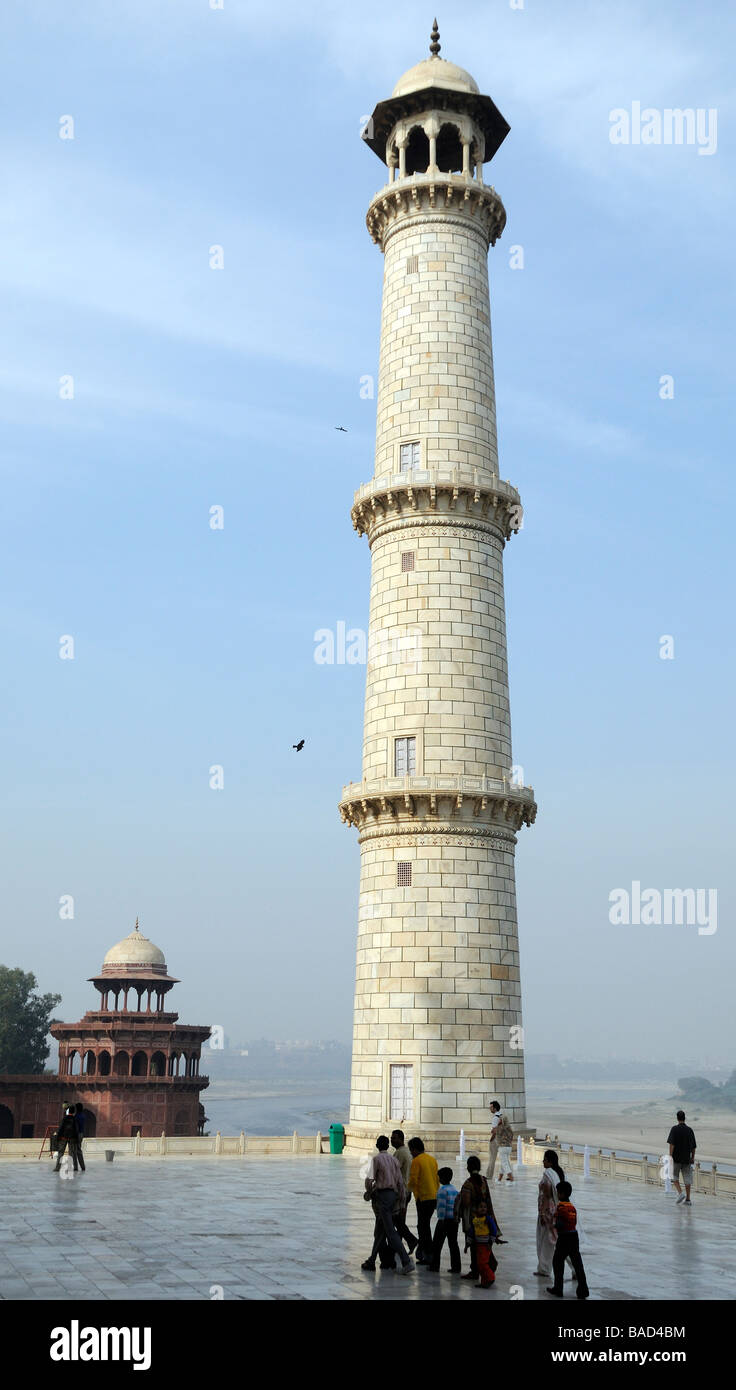 Una famiglia indiana ai piedi di uno dei quattro minareti situati uno in corrispondenza di ciascun angolo del Taj Mahal Foto Stock