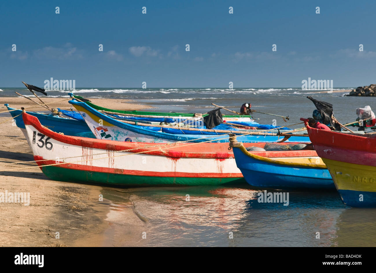 Barche sulla spiaggia di Velankanni Tamil Nadu India Foto Stock