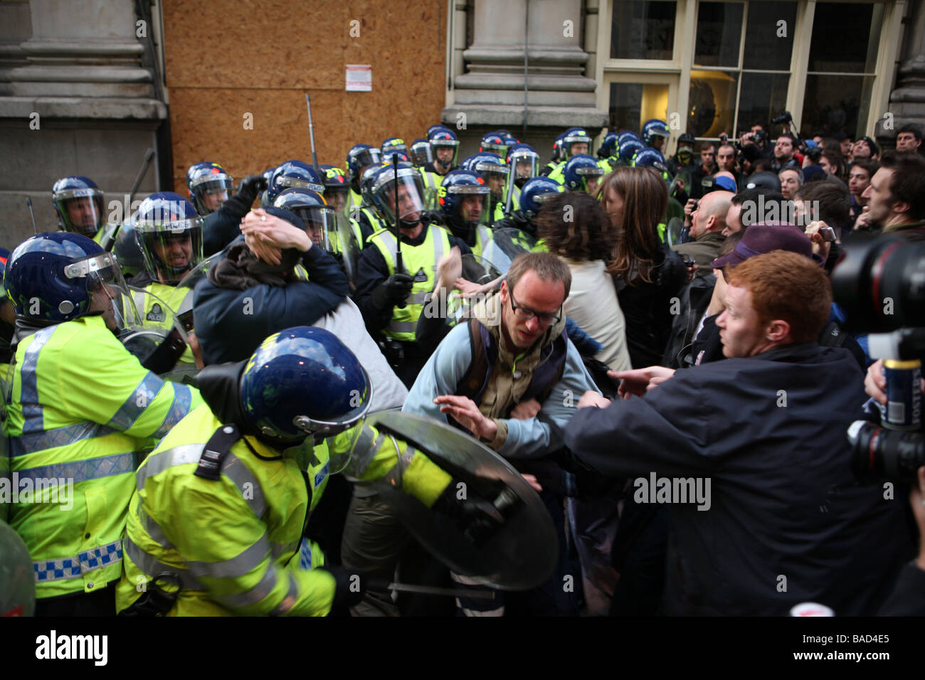 I manifestanti si scontrano con la polizia sulla linea Cornhill durante il G20 proteste. Foto Stock